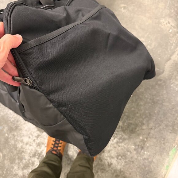 Huge Under Armour Sports Duffle Bag Has Pockets and Compartments Galore! - Picture 2 of 16